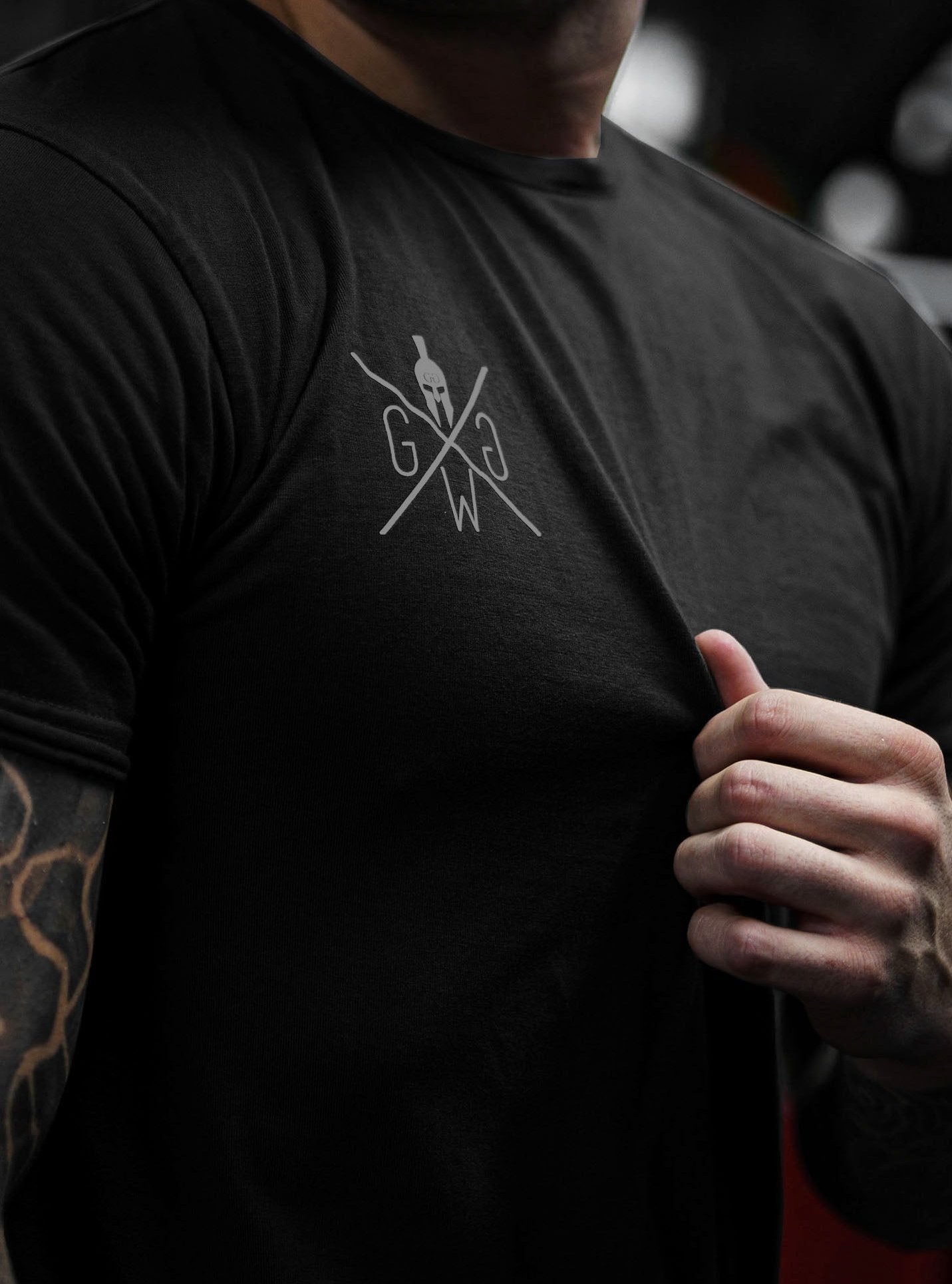 Stylisches schwarzes Herren-T-Shirt mit ikonischem Spartan-Design, perfekt für das Fitnessstudio und Outdoor-Aktivitäten.