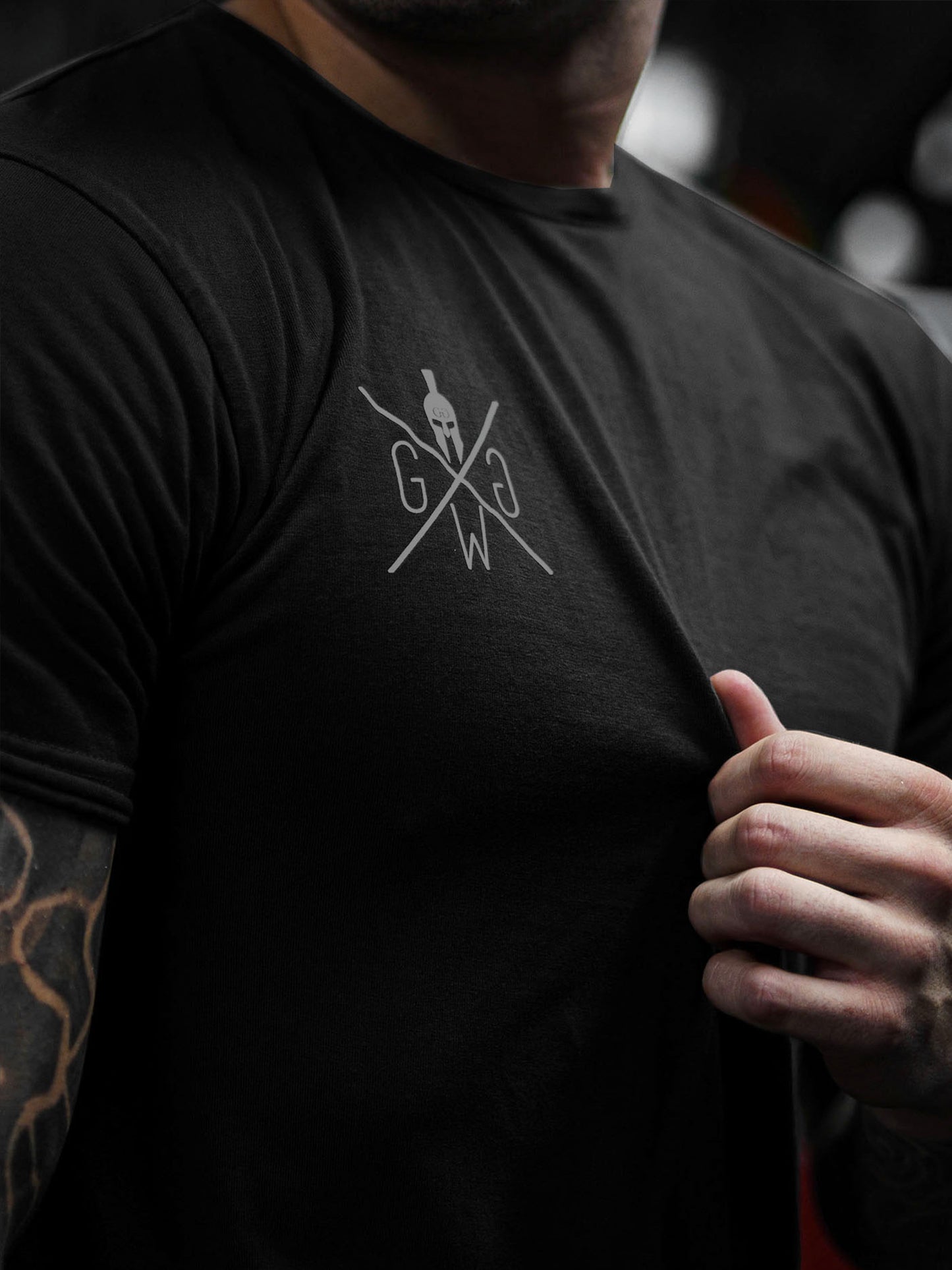 Stylisches schwarzes Herren-T-Shirt mit ikonischem Spartan-Design, perfekt für das Fitnessstudio und Outdoor-Aktivitäten.