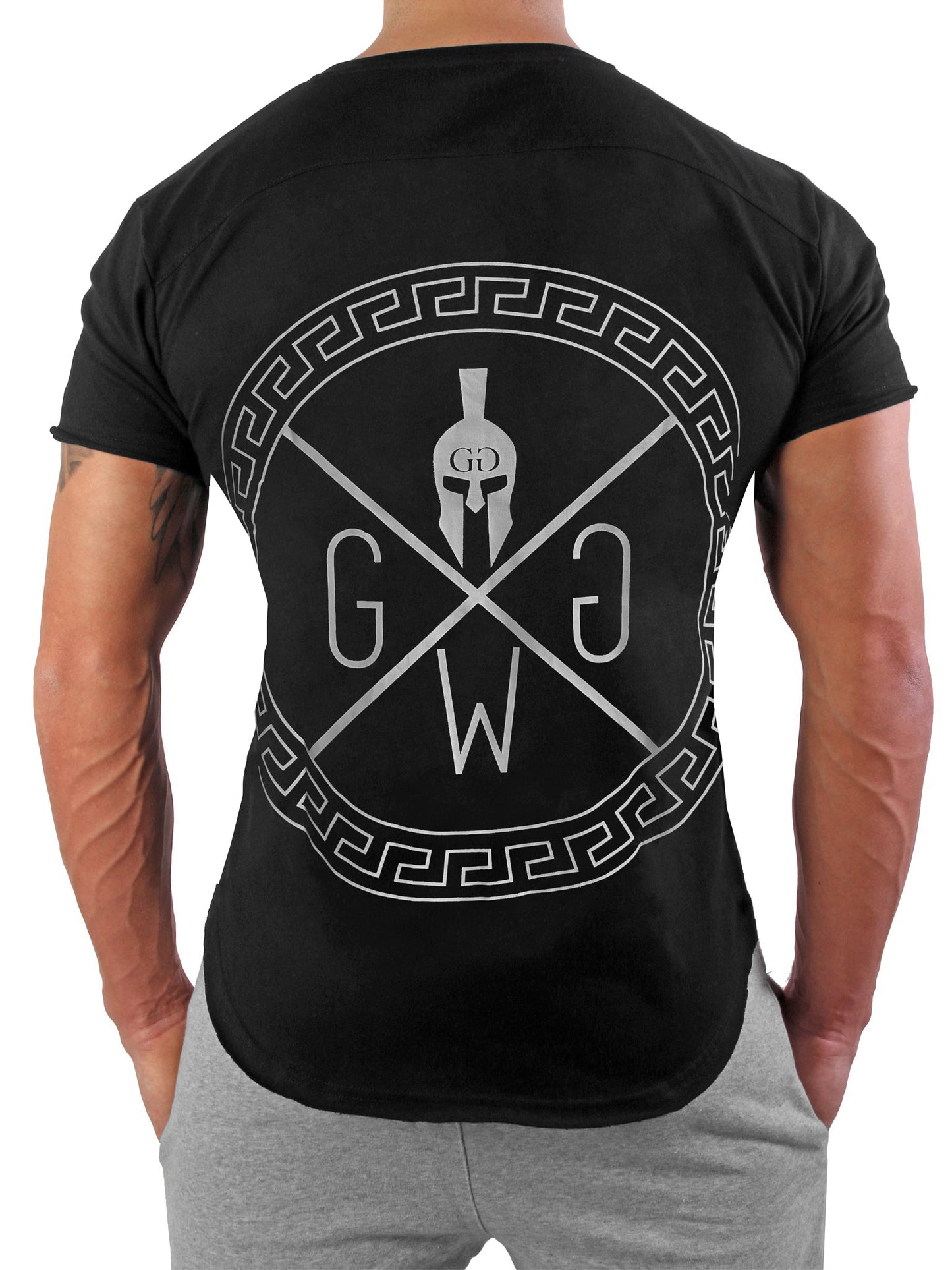 Schwarzes Spartan T-Shirt von Gym Generation mit markantem dunkelgrauem Warrior-Logo und griechischem Ornament-Kreis.