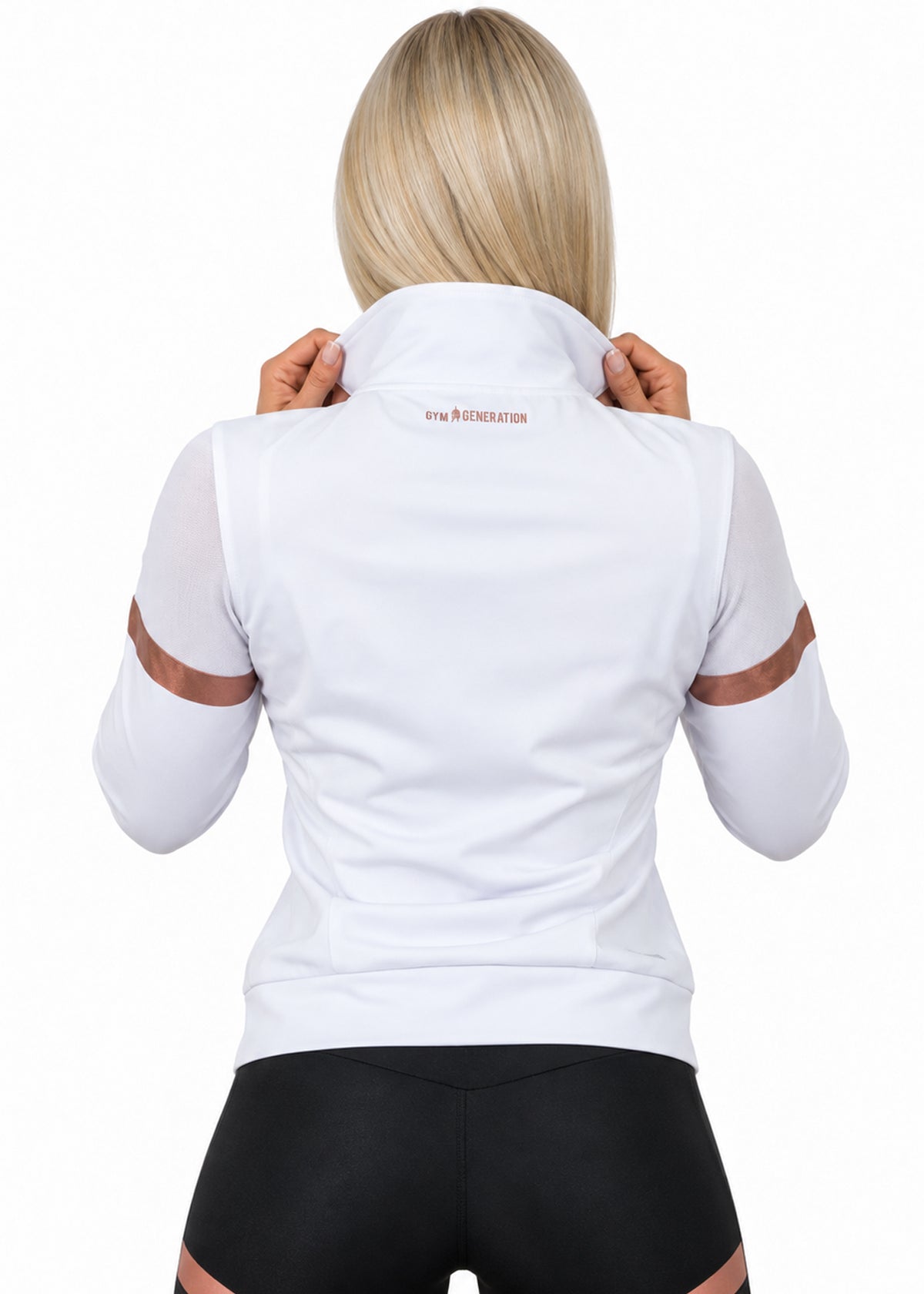 Rückansicht der weissen Trainingsjacke Damen mit Mesh-Schultern, Streifen in Rosé-Gold und Gym Generation Schriftzug im Nacken