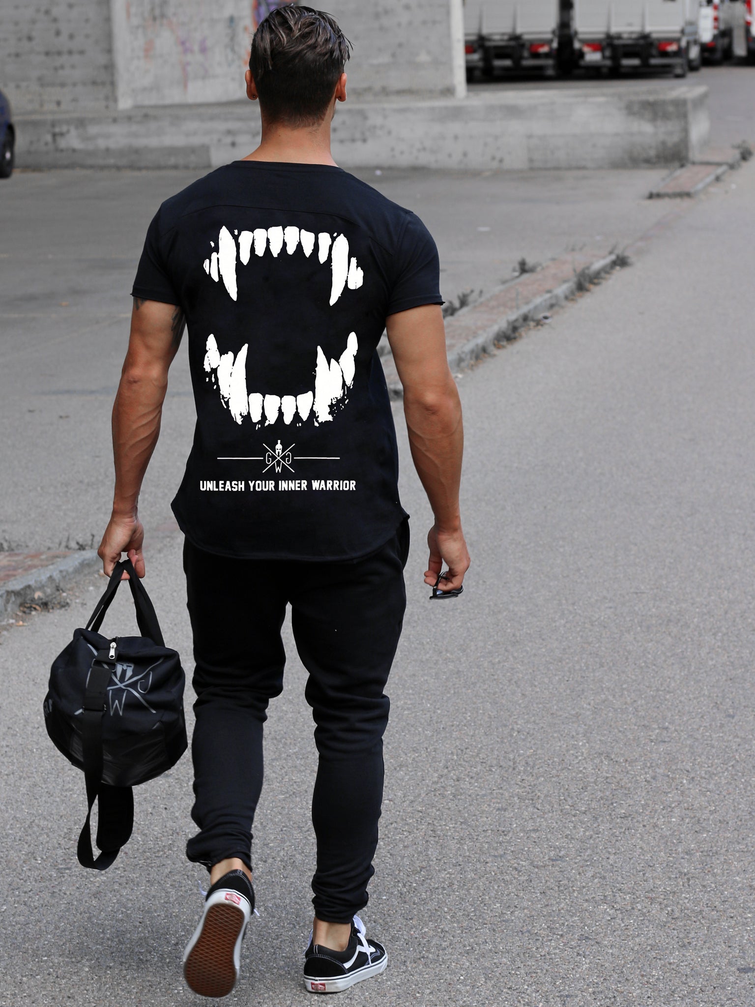 Hochwertiges schwarzes Herren T-Shirt aus 100% Baumwolle mit auffälligem Wolfsgebiss-Logo auf der Rückseite.
