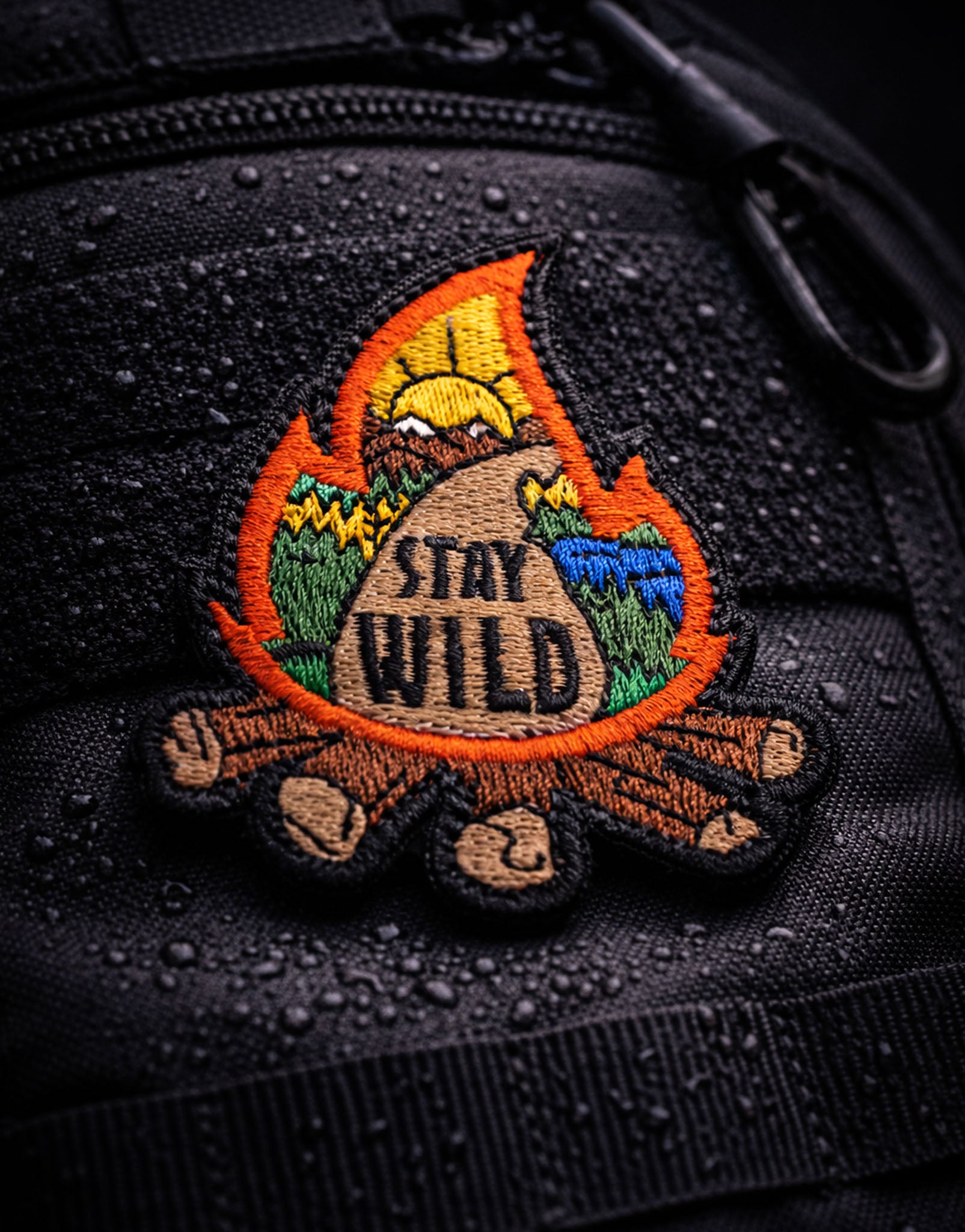 Outdoor Patch Stay Wild mit Lagerfeuer Motiv – hochwertiger Klett Patch für Rucksack, Backpack und Adventure Gear