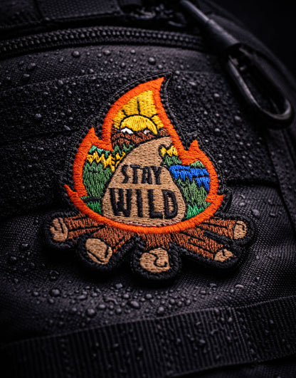 Outdoor Patch Stay Wild mit Lagerfeuer Motiv – hochwertiger Klett Patch für Rucksack, Backpack und Adventure Gear