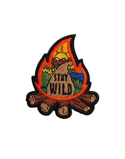 Stay Wild Campfire Patch von Gym Generation – ein detailreiches Design mit Lagerfeuer-Motiv, perfekt für Abenteurer und Outdoor-Liebhaber. Mit praktischem Klettverschluss für flexiblen Einsatz.