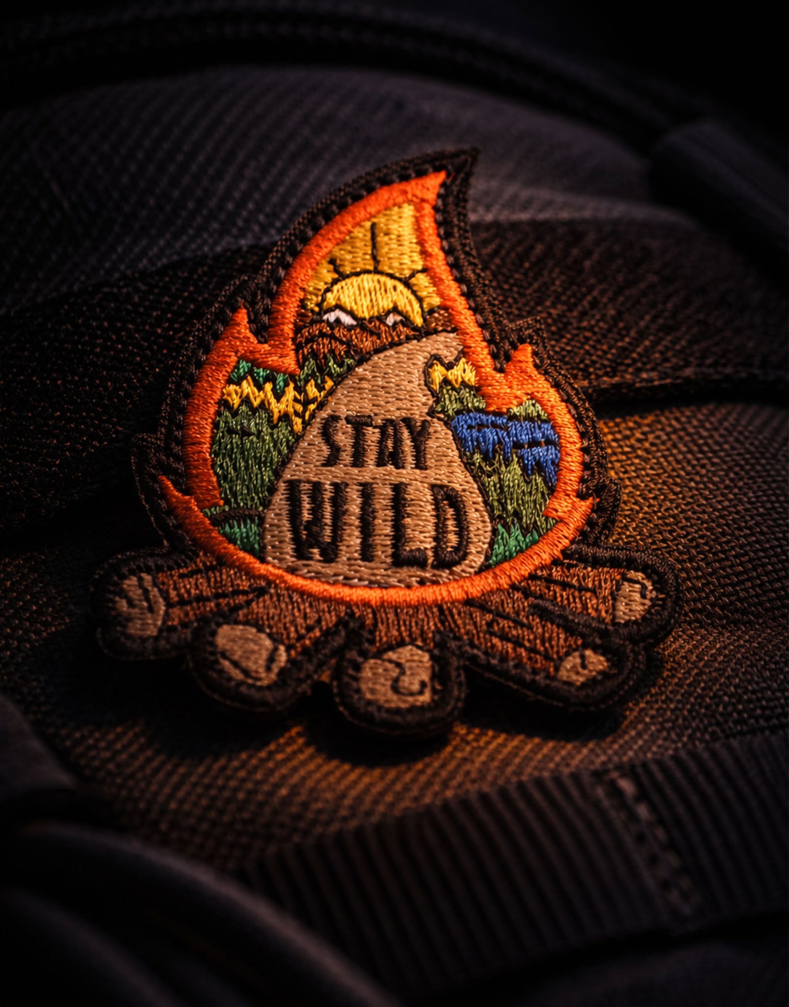 Bestickter Stay Wild Patch mit Feuer Motiv – ideal für Camping Ausrüstung, Survival Gear und Outdoor Lifestyle