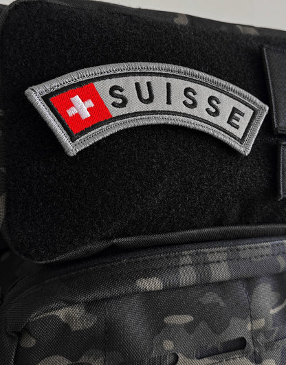 Schweizer Wappen Patch ‚SUISSE‘ – hochwertiger Aufnäher mit Klettverschluss in Grau-Rot, inspiriert von Militärdesign und Outdoor Style