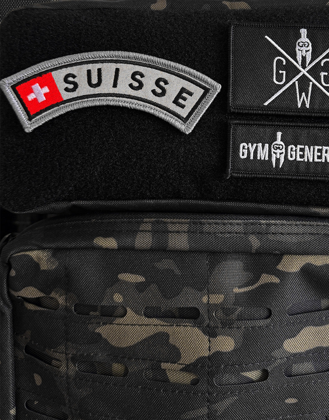 Schweizer Wappen Patch ‚SUISSE‘ – hochwertiger Aufnäher mit Klettverschluss in Grau-Rot, inspiriert von Militärdesign und Outdoor Style