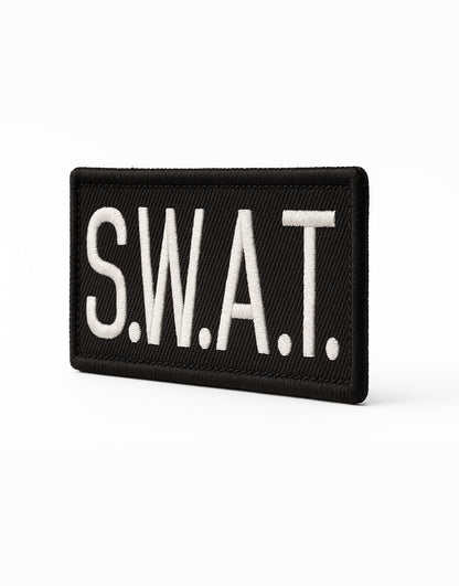 SWAT Aufnäher in Premium-Qualität – schwarzer Stoff mit weißen Buchstaben, detailreich bestickt, ideal für Polizei, Airsoft, Paintball und Tactical Gear
