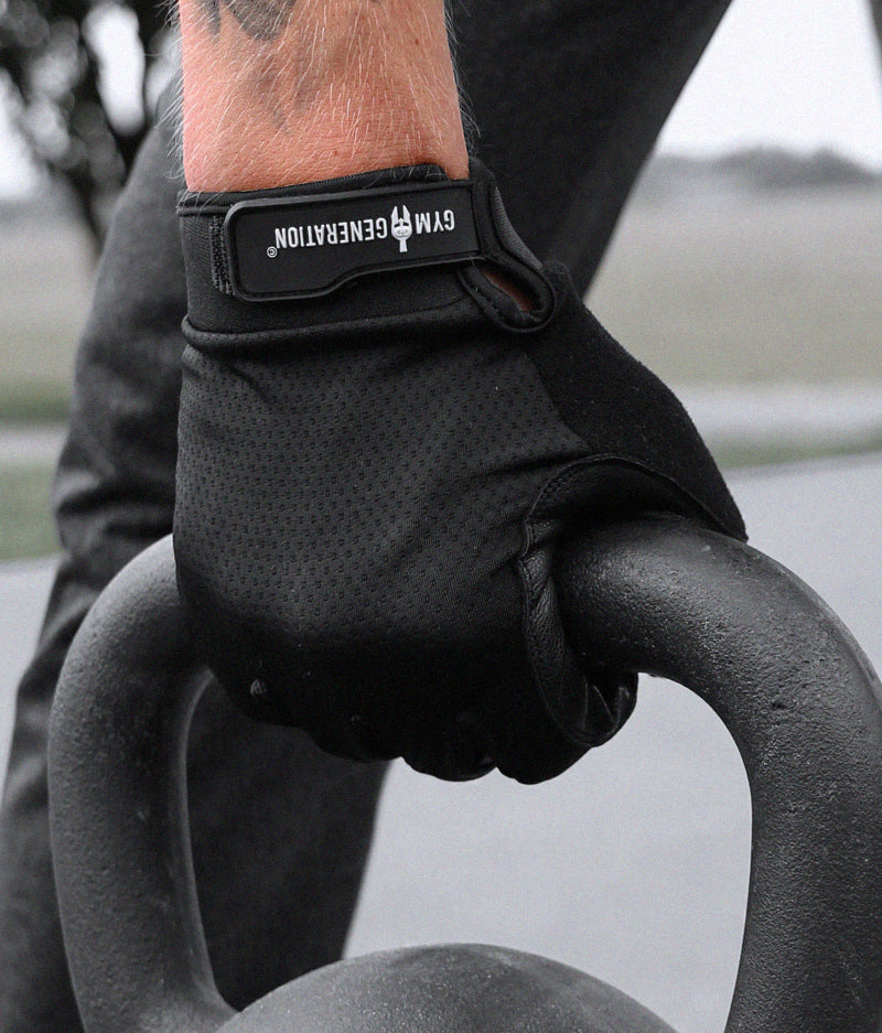 Trainingshandschuhe mit Grip für Krafttraining – schwarze Fitness Handschuhe von Gym Generation beim Kettlebell Workout, ideal für Gym, Calisthenics und Outdoor Training