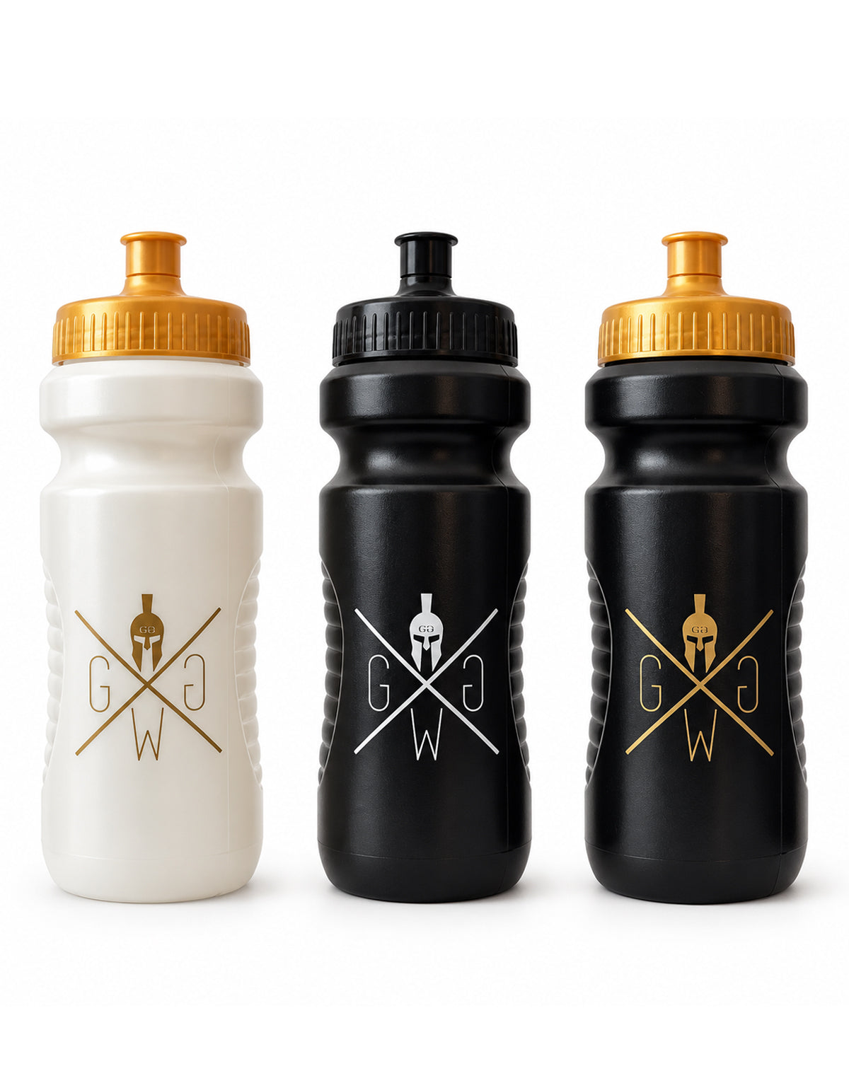 Drei Sportflaschen 600 ml von Gym Generation in Weiss Gold, Schwarz und Schwarz Gold mit Gym Warriors Logo und Push-Pull-Verschluss