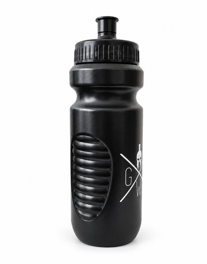 Borraccia 600 ml nera vista di lato con incavo di presa zigrinato, logo bianco e tappo a vite nero con beccuccio push-pull, Gym Generation