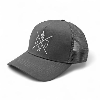 Dunkelgraues Trucker Cap von Gym Generation mit Snapback-Verschluss und gesticktem Warrior-Design – ideal für Workout und Outdoor.