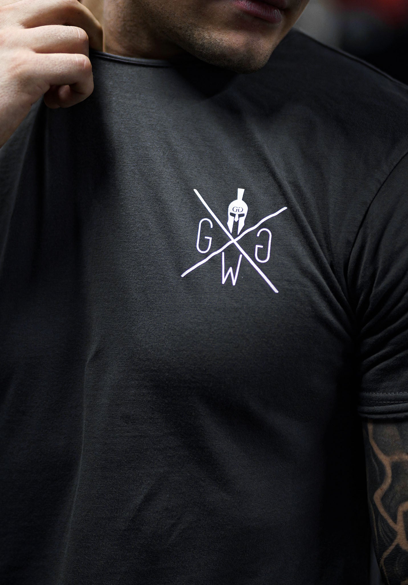 Dunkelgraues Gym T-Shirt Warrior von Gym Generation mit ikonischem Warrior-Logo für Herren.