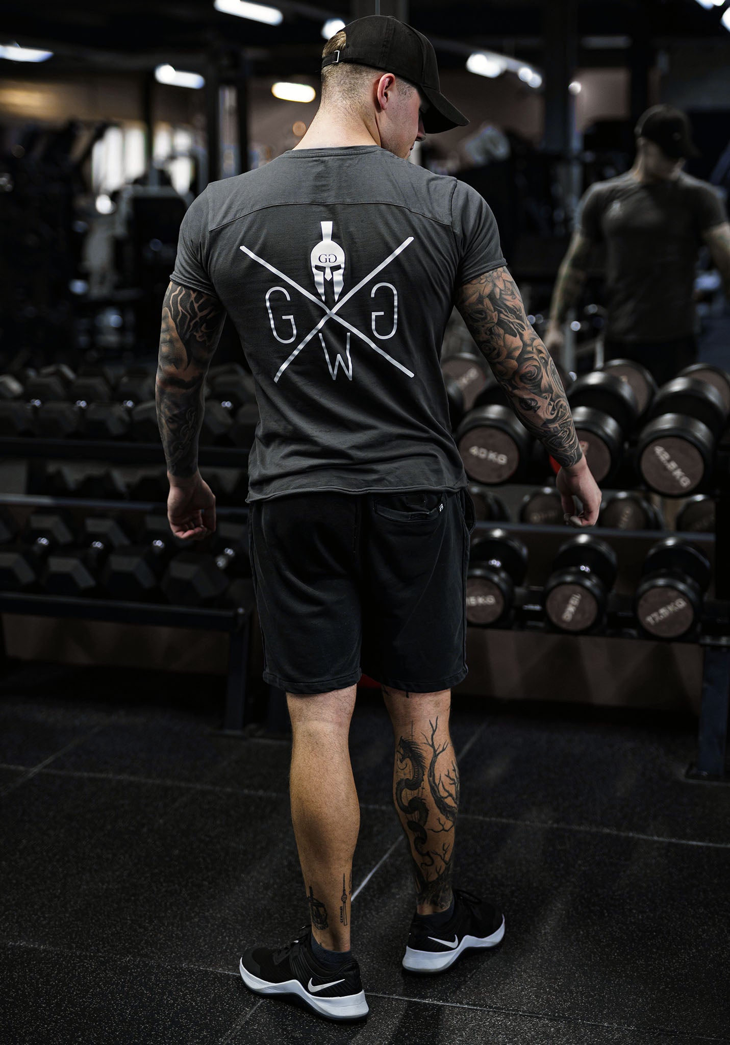 Hochwertiges dunkelgraues Warrior T-Shirt aus Baumwolle, ideal für intensive Workouts und Freizeit.