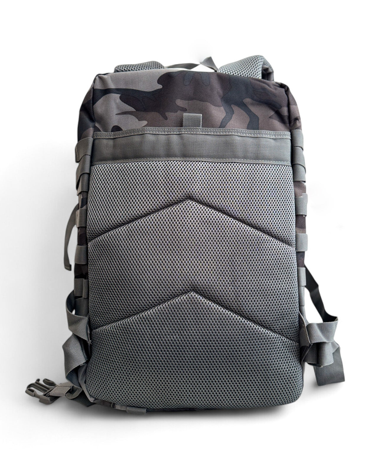 Geräumige Hauptfächer des 45 L Urban Camo Rucksacks
