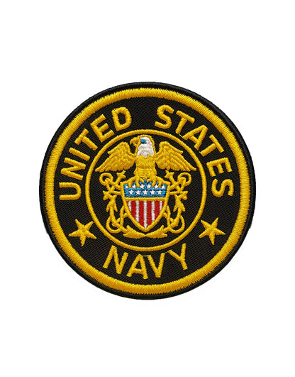 Hochwertig bestickter United States Navy Patch in Schwarz und Gold, leicht seitlich fotografiert auf weißem Hintergrund – detailreiche Stickerei mit Adler, Schild und Anker-Emblem, professionelle Produktfotografie in Studioqualität.