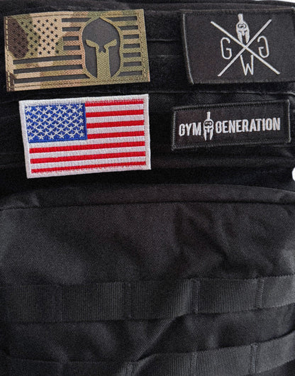 Taktische Patch-Kollektion auf schwarzem Rucksack – USA-Flagge, Spartan-Design, Gym Generation Logo und stilvolles Cross-Design, alle mit Klettverschluss für maximale Flexibilität.