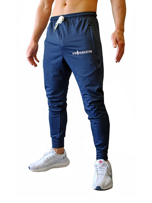 Herren Sporthose in Night Blue von Gym Generation, getragen von einem sportlichen Mann mit Sneakers.