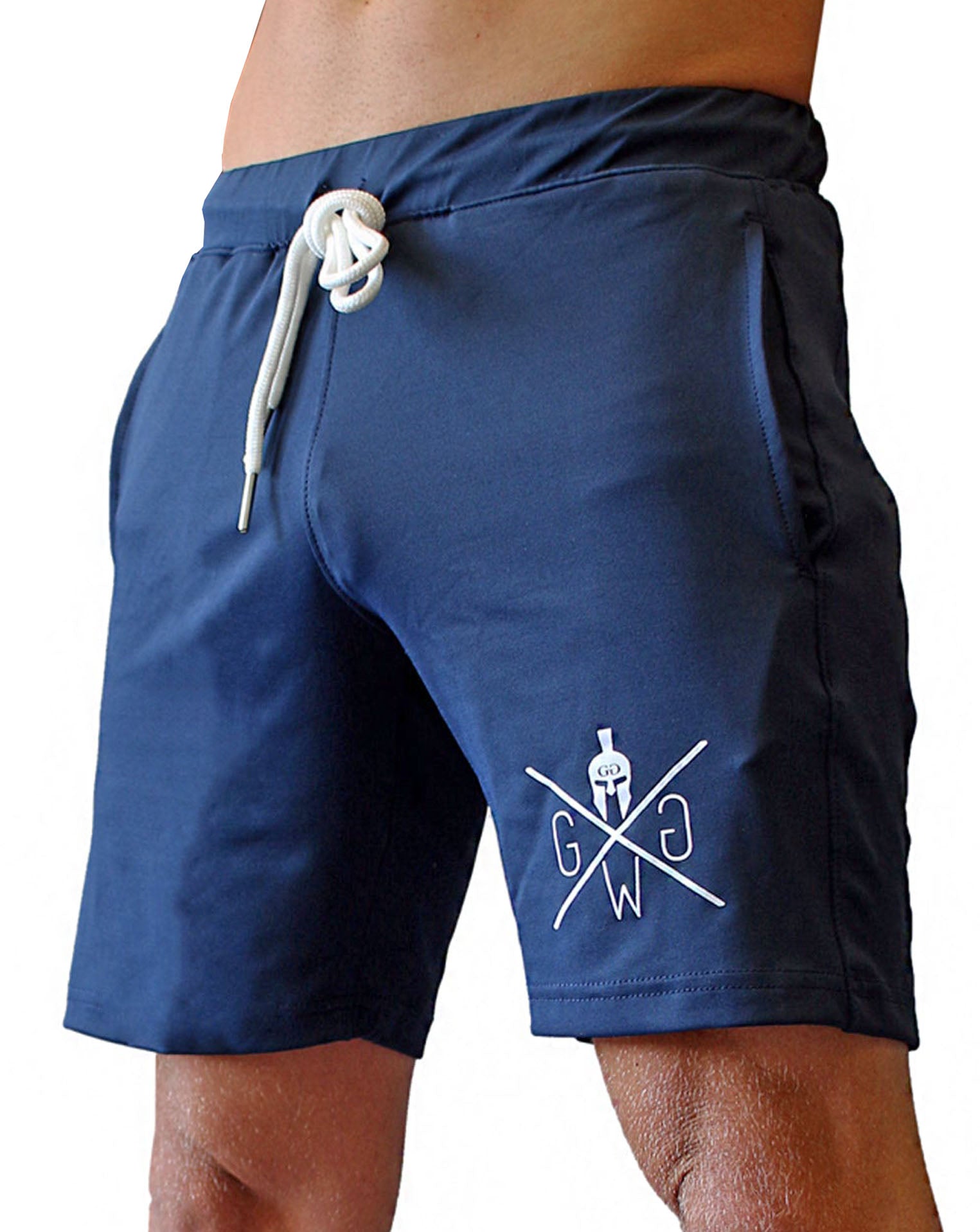 Gym Generation Herren Fitness Shorts in edlem Night Blue, mit gedrucktem Spartaner Logo und praktischen Seitentaschen.