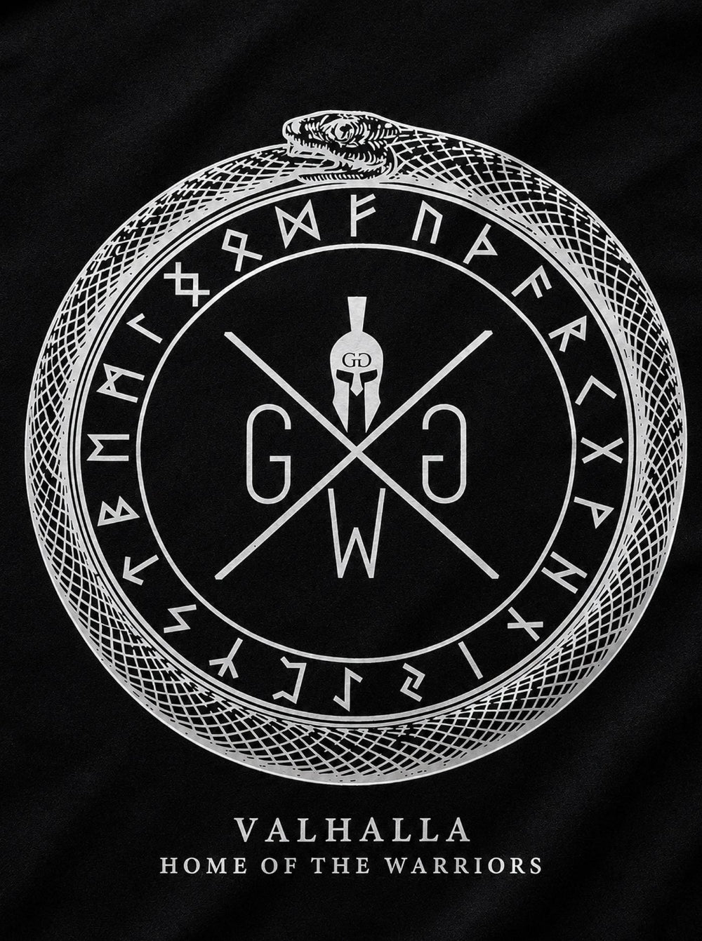 Gym Generation Stringer Valhalla in Schwarz – Detailansicht des weissen Prints mit Spartaner-Helm in Ouroboros-Schlange, Runenring und Schriftzug Valhalla Home of the Warriors