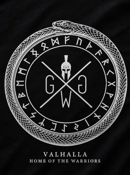 Gym Generation Stringer Valhalla in Schwarz – Detailansicht des weissen Prints mit Spartaner-Helm in Ouroboros-Schlange, Runenring und Schriftzug Valhalla Home of the Warriors