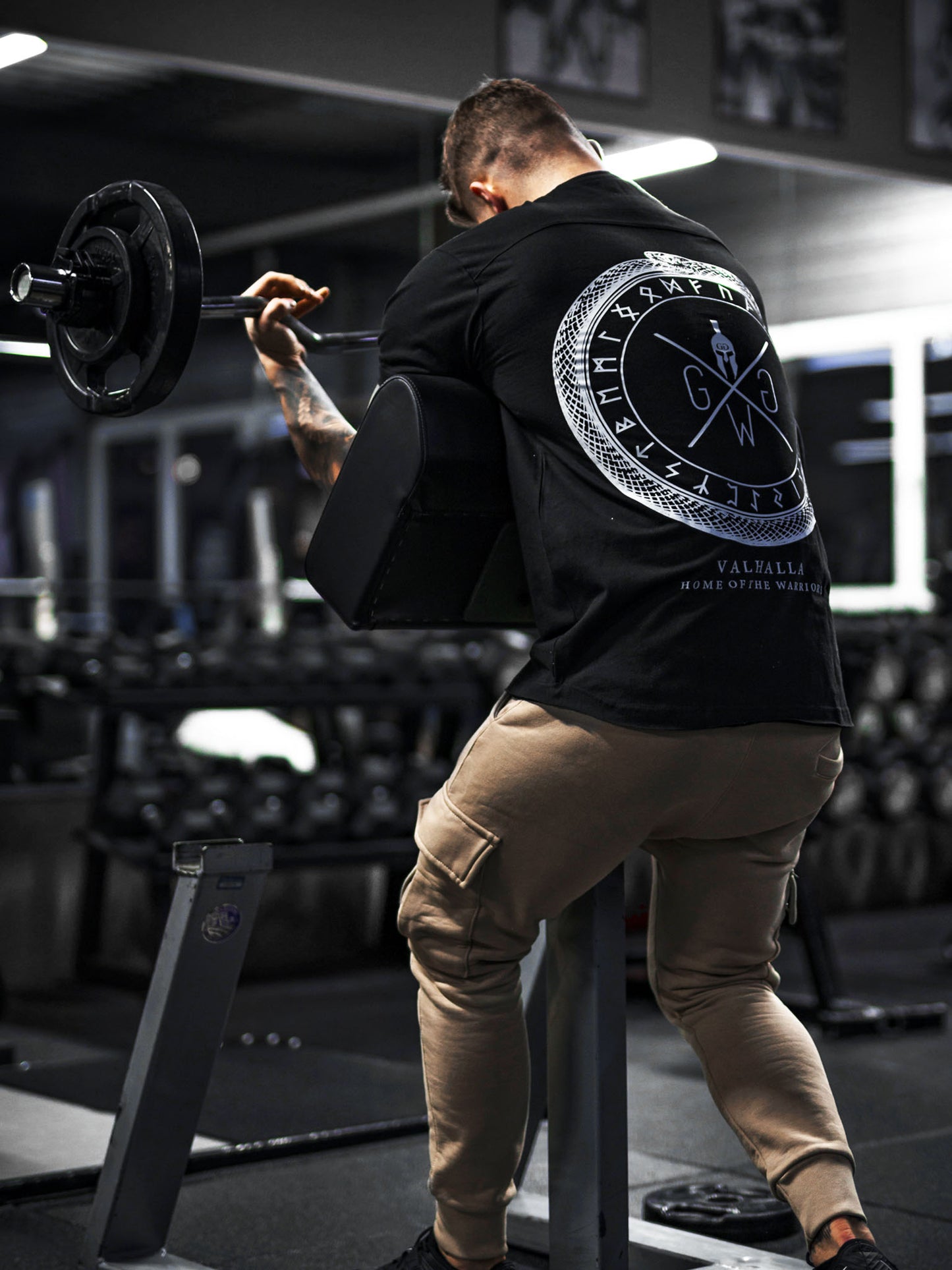 Valhalla T-Shirt – Gym Shirt mit Mythologie-Inspiration, aus 100% Baumwolle, repräsentiert Mut und Stärke der nordischen Krieger, für dein Workout und den Alltag.