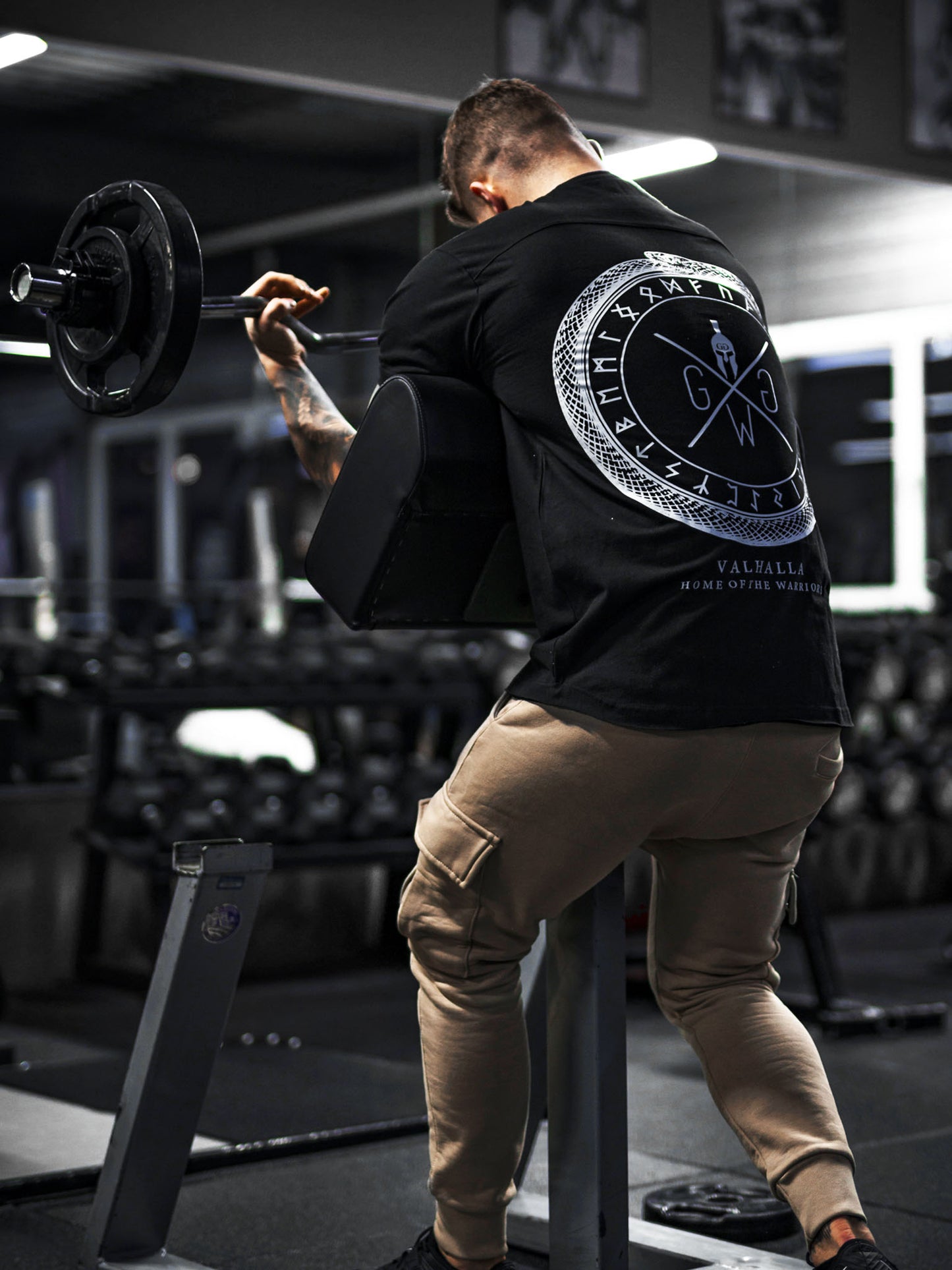 Bequemes und stilvolles Valhalla T-Shirt von Gym Generation, ein Zeichen von Mut und Kampfgeist.