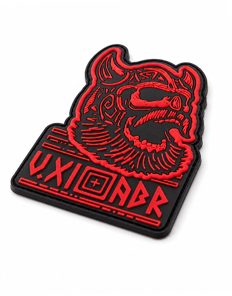 Berserker Patch schräg fotografiert, rotes 3D-Relief steht erhaben über der schwarzen PVC-Fläche