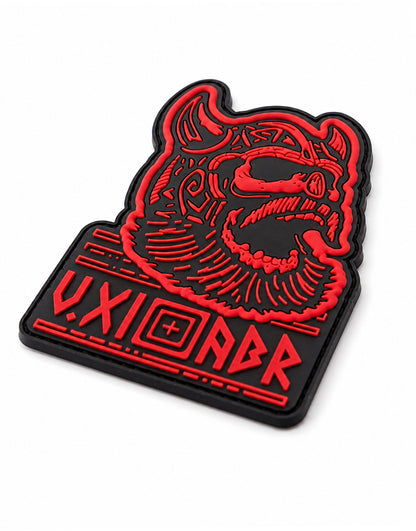 Berserker Patch schräg fotografiert, rotes 3D-Relief steht erhaben über der schwarzen PVC-Fläche