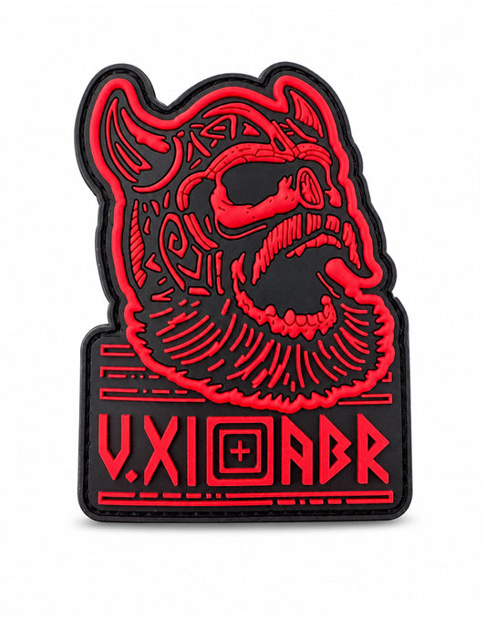 Berserker Patch aus rotem PVC mit Wikingerkopf, Bart und Runenbalken auf schwarzem Grund
