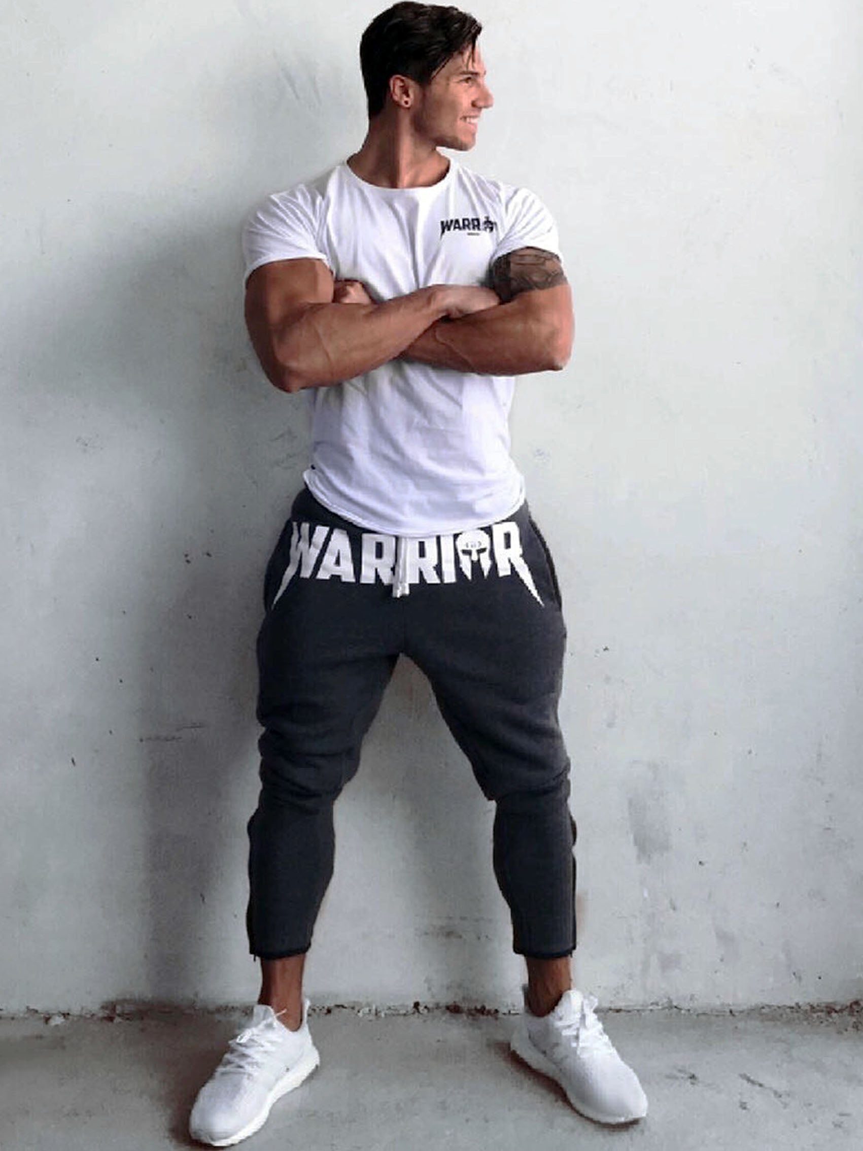 Sportliche Dunkelgraue Herren Gym Hose mit athletischem Look und weißem 'Warrior' Aufdruck