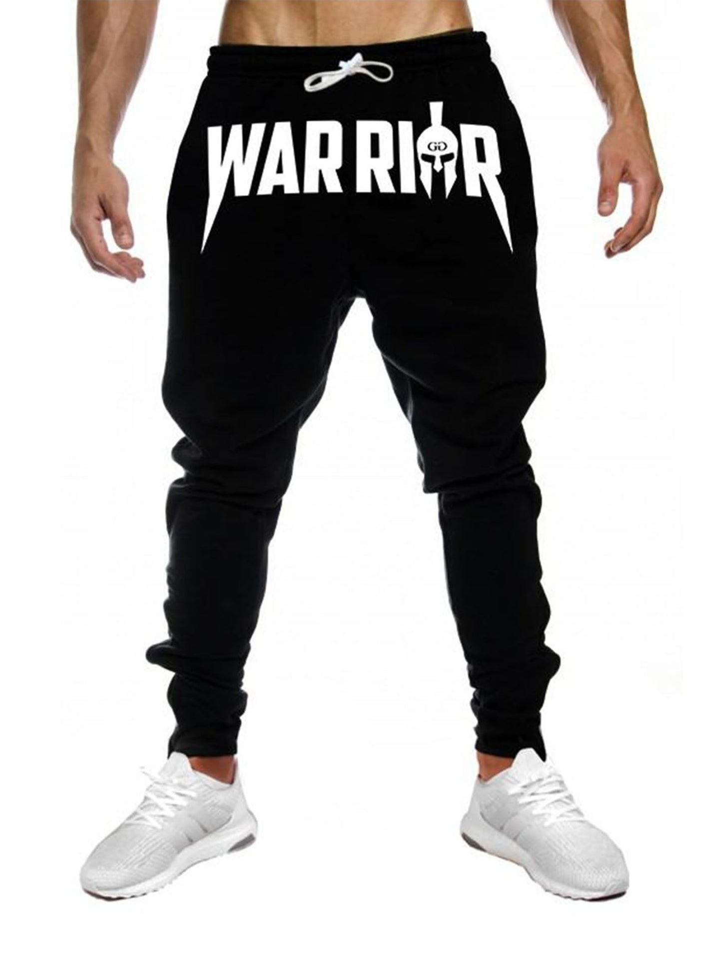 Schwarze Trainer Pants von Gym Generation mit weißem "Warrior" Aufdruck, getragen von einem sportlichen Mann mit Sneakers.