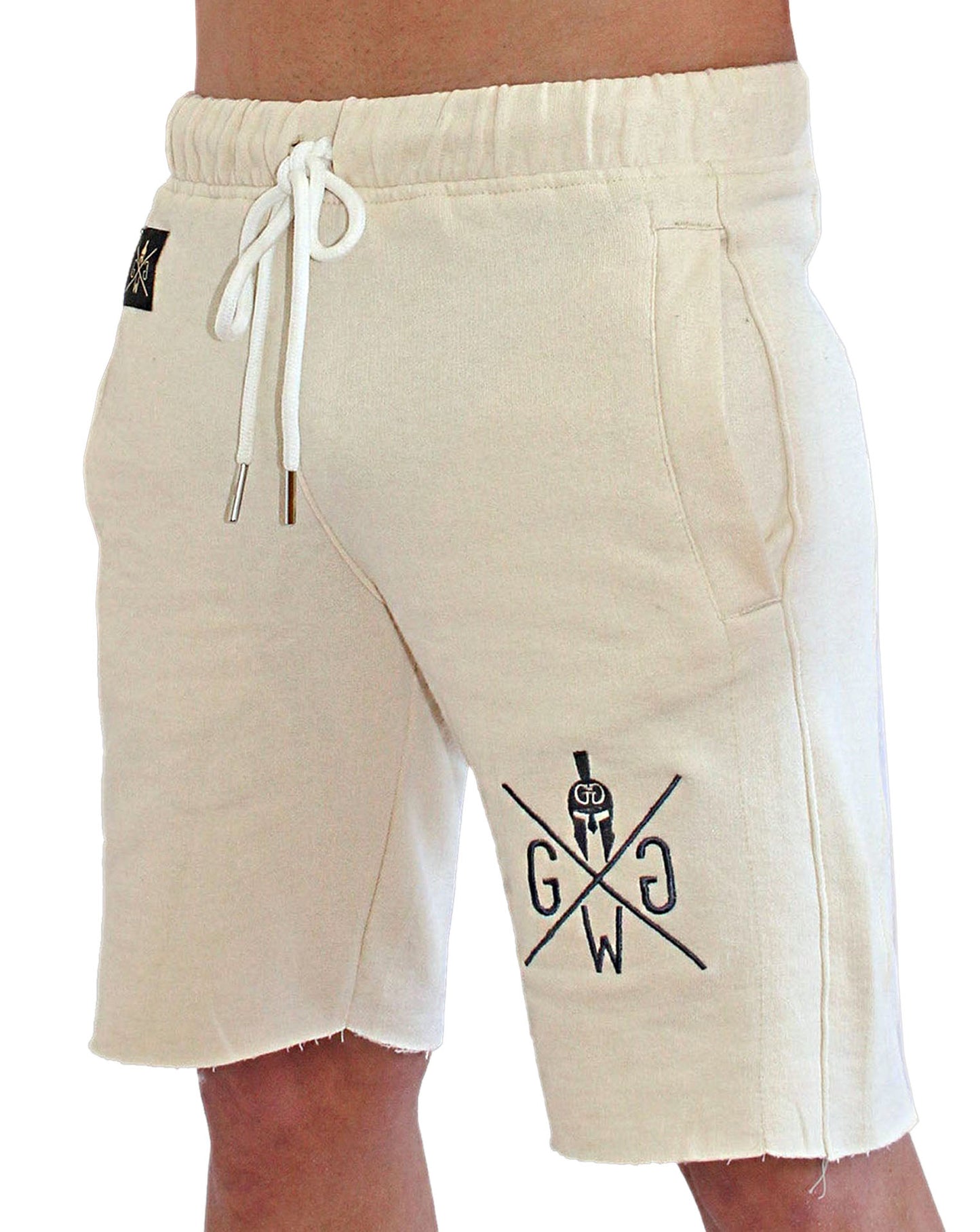 Stilvolle und komfortable Off White Sport Shorts für Herren von Gym Generation, mit praktischen Seitentaschen und Logo-Stick in Anthrazit.