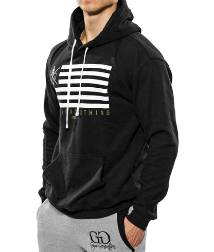 Hochwertiger schwarzer Hoodie mit Kapuze und Kängurutasche, perfekt für Workouts und lässige Outfits.