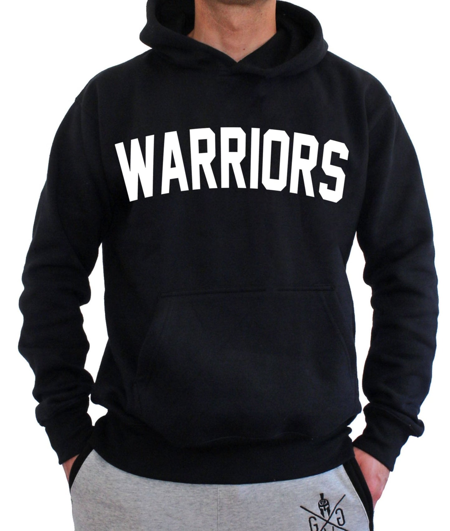 Warriors Hoodie Schwarz von Gym Generation – hochwertiger Herren Hoodie mit markantem Warriors-Motiv und Spartaner Helm Logo, ideal für Training, Freizeit und Outdoor-Aktivitäten.