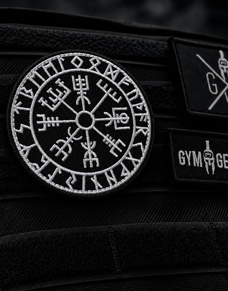 Wikinger Kompass Patch von Gym Generation am schwarzen MOLLE-Rucksack, weiss gestickter Vegvísir auf Klettpanel