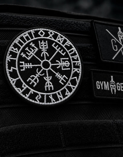 Wikinger Kompass Patch von Gym Generation am schwarzen MOLLE-Rucksack, weiss gestickter Vegvísir auf Klettpanel