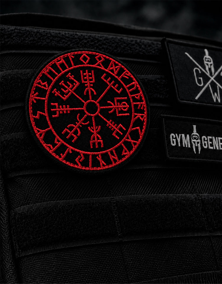 Wikinger Kompass Patch Rot von Gym Generation am schwarzen MOLLE-Rucksack, roter Vegvísir auf Klettpanel