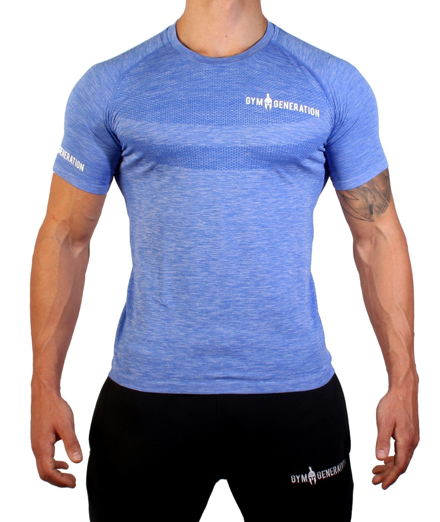 Mann posiert in hochwertigem Gym Generation T-Shirt in Blau für Fitness-Lifestyle