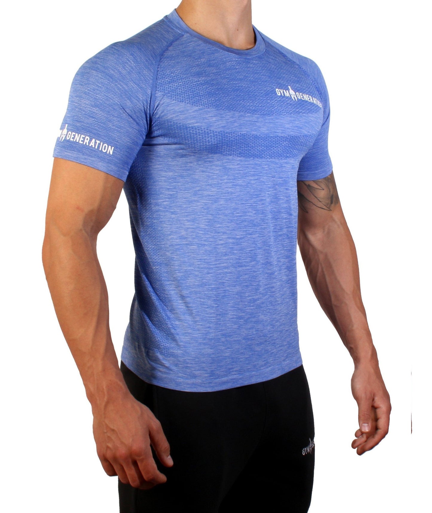 Stilvolles blaues Fitness-T-Shirt von Gym Generation getragen von muskulösem Mann