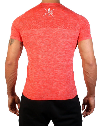 Mann in rotem Gym Generation T-Shirt für einen stylischen und sportlichen Look