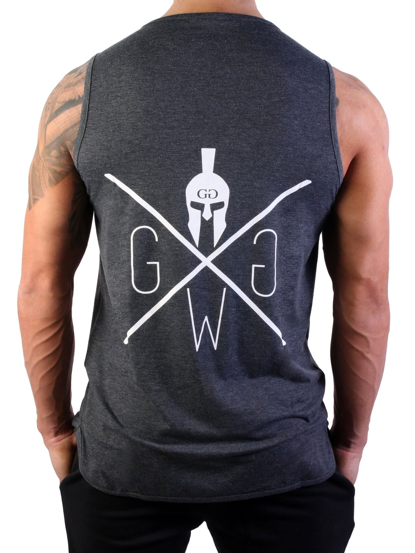 Fitness Tank Top Warrior Dunkelgrau Rückansicht – Gym Generation Tank Top mit markantem Warrior-Logo auf der Rückseite für maximalen Komfort.