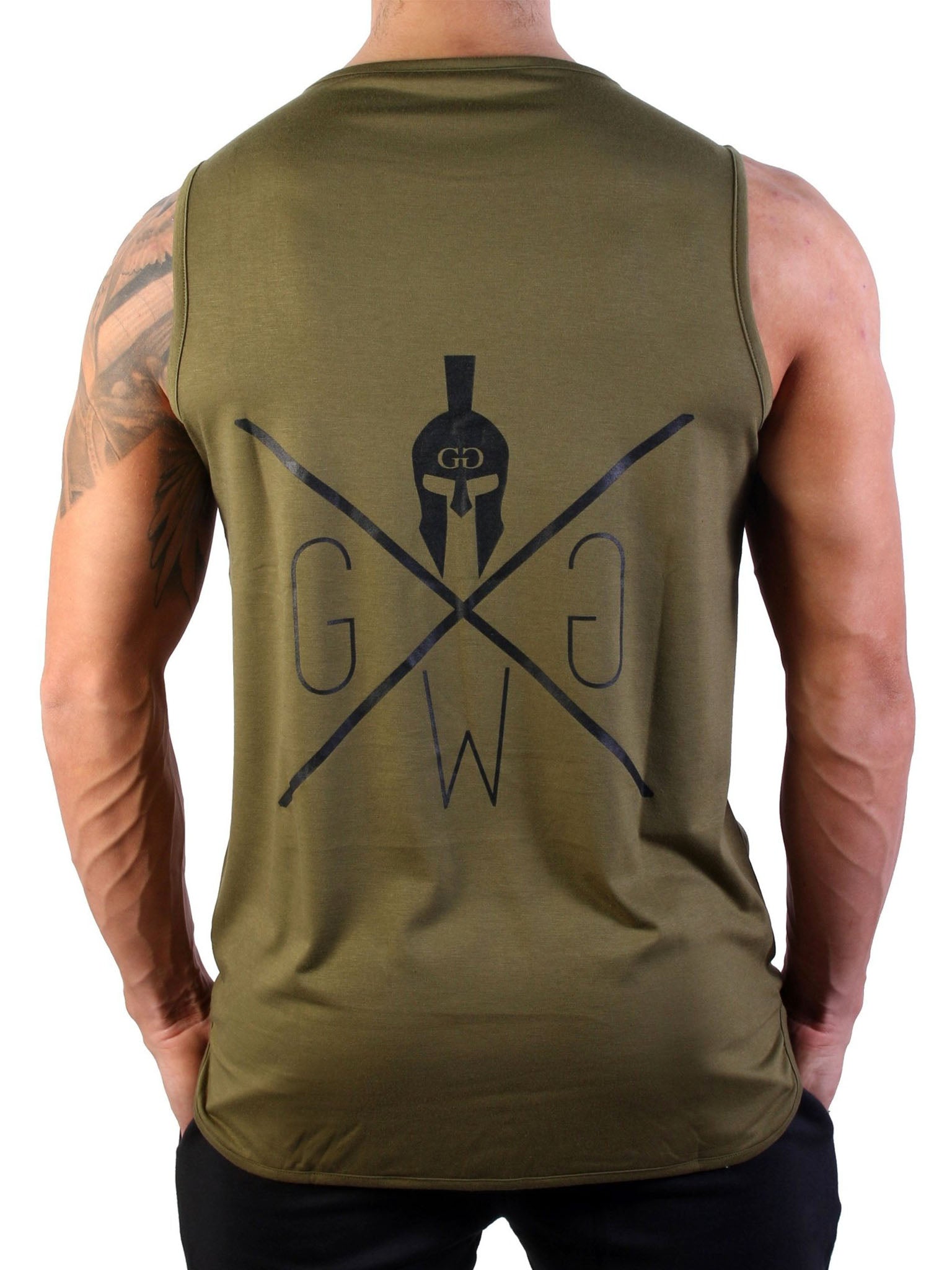 Rückansicht des Gym Generation Fitness Tank Tops 'Warrior' in Olive mit großem Gym Warriors Logo, perfekt für Gym und Freizeit.