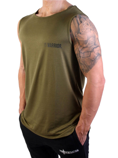 Seitliche Ansicht des Gym Generation Fitness Tank Tops 'Warrior' in Olive, betont den athletischen Schnitt und den lässigen Stil.