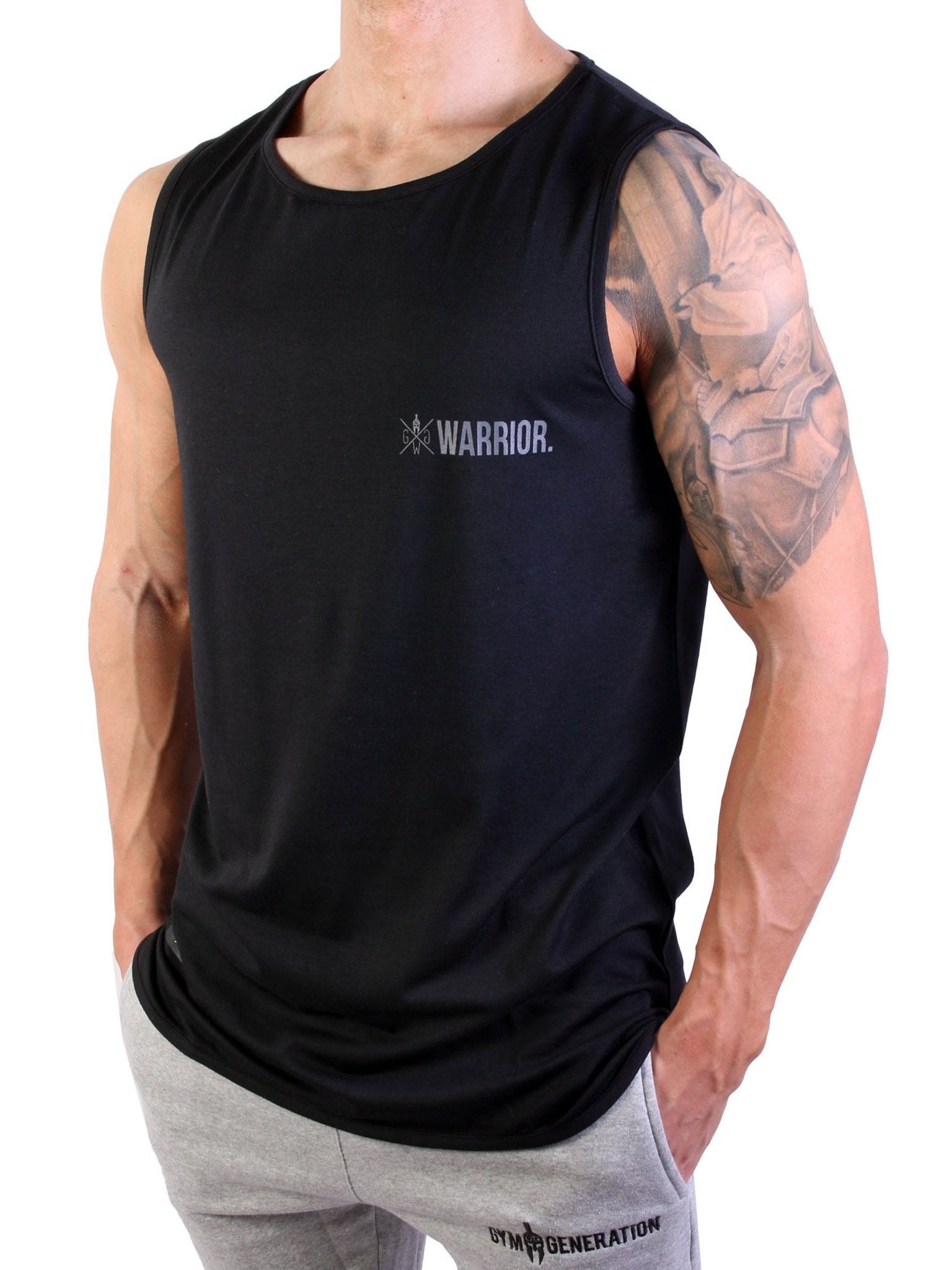 Seitliche Ansicht des Gym Generation Fitness Tank Tops 'Warrior' in Schwarz, zeigt den modernen Schnitt und den athletischen Look.