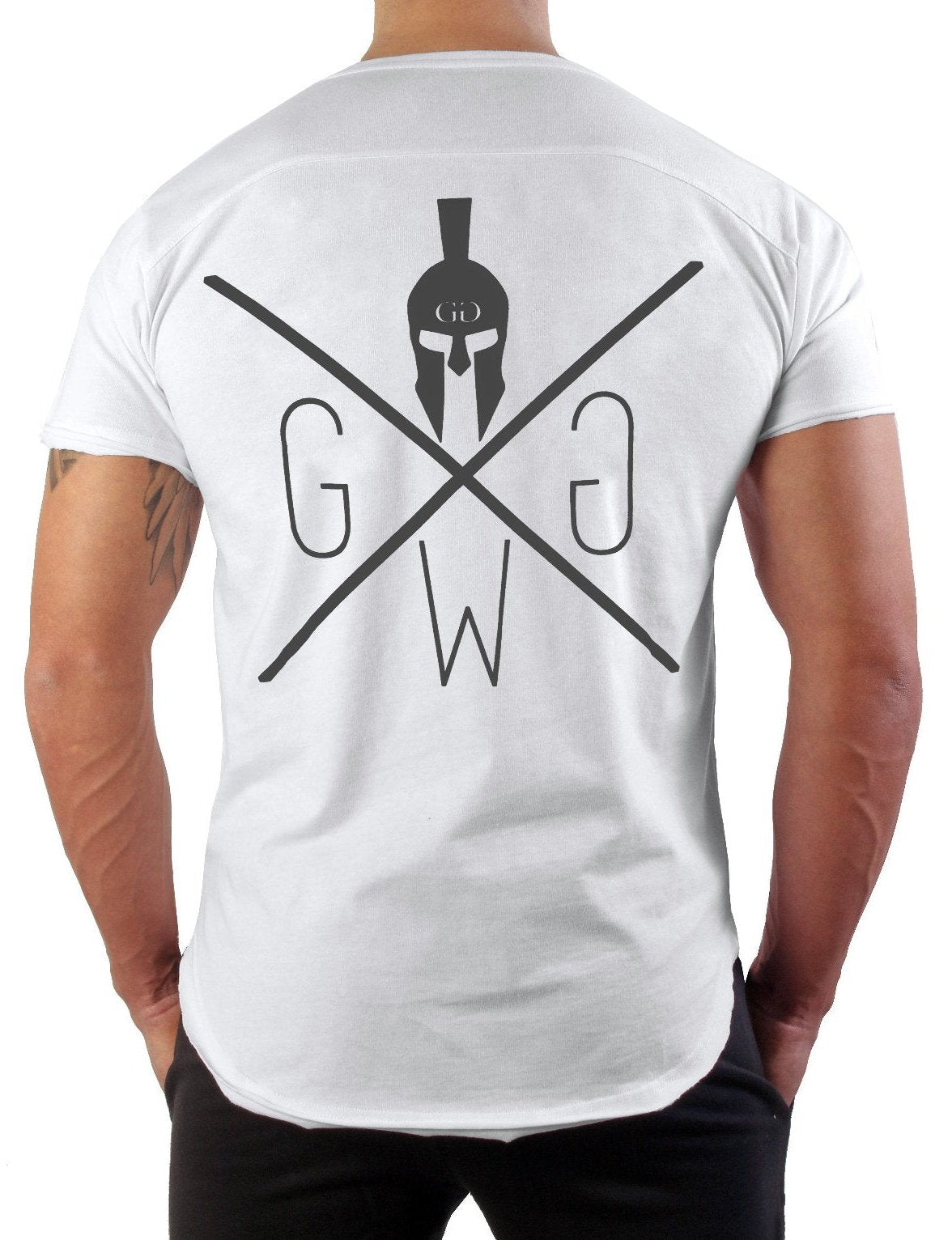 Ein Mann trägt das Gym Generation T-Shirt in Weiß mit einem auffälligen Spartaner-Logo und dem Gym Warriors Design auf dem Rücken.