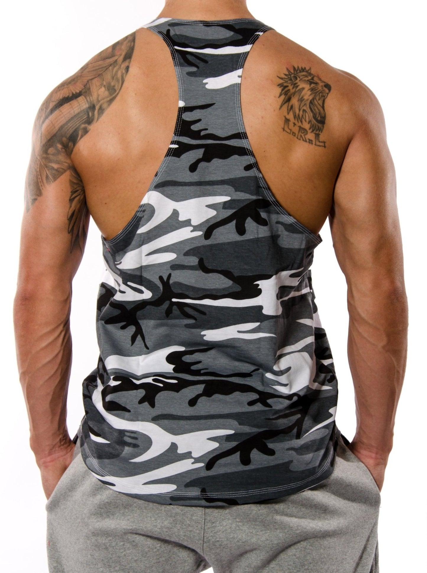 Vielseitiges und zeitloses Herren Stringer Tank Top in grauem Camouflage – Perfekt für sportliche Aktivitäten und Freizeit