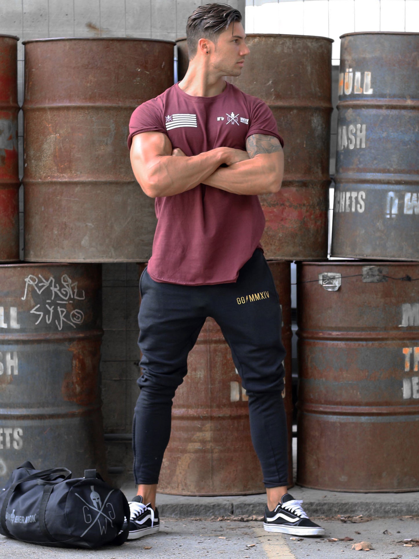 Schwarze Fitness Pants mit goldener Verzierung, ideal für Workouts und stilvolle Streetwear