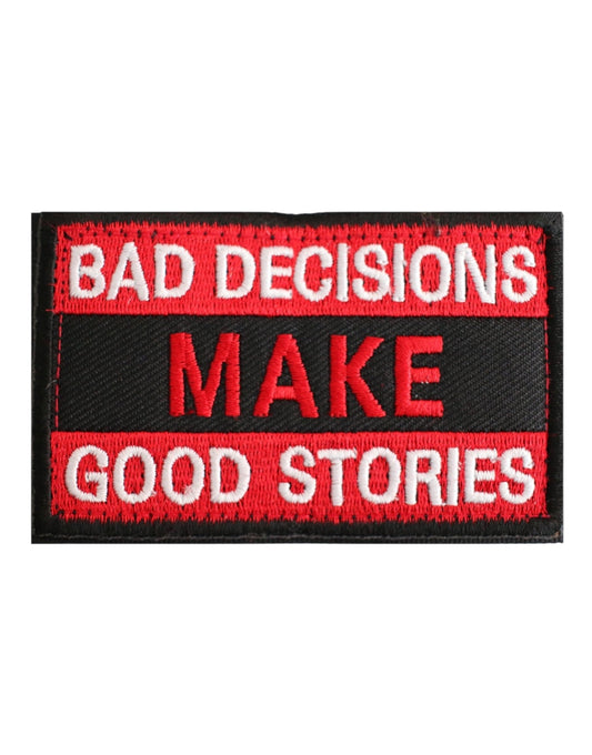 Schwarzes Patch mit rotem und weißem Schriftzug „Bad Decisions Make Good Stories“ – ein witziges Statement für Abenteurer und Freigeister, perfekt für individuelle Styles.