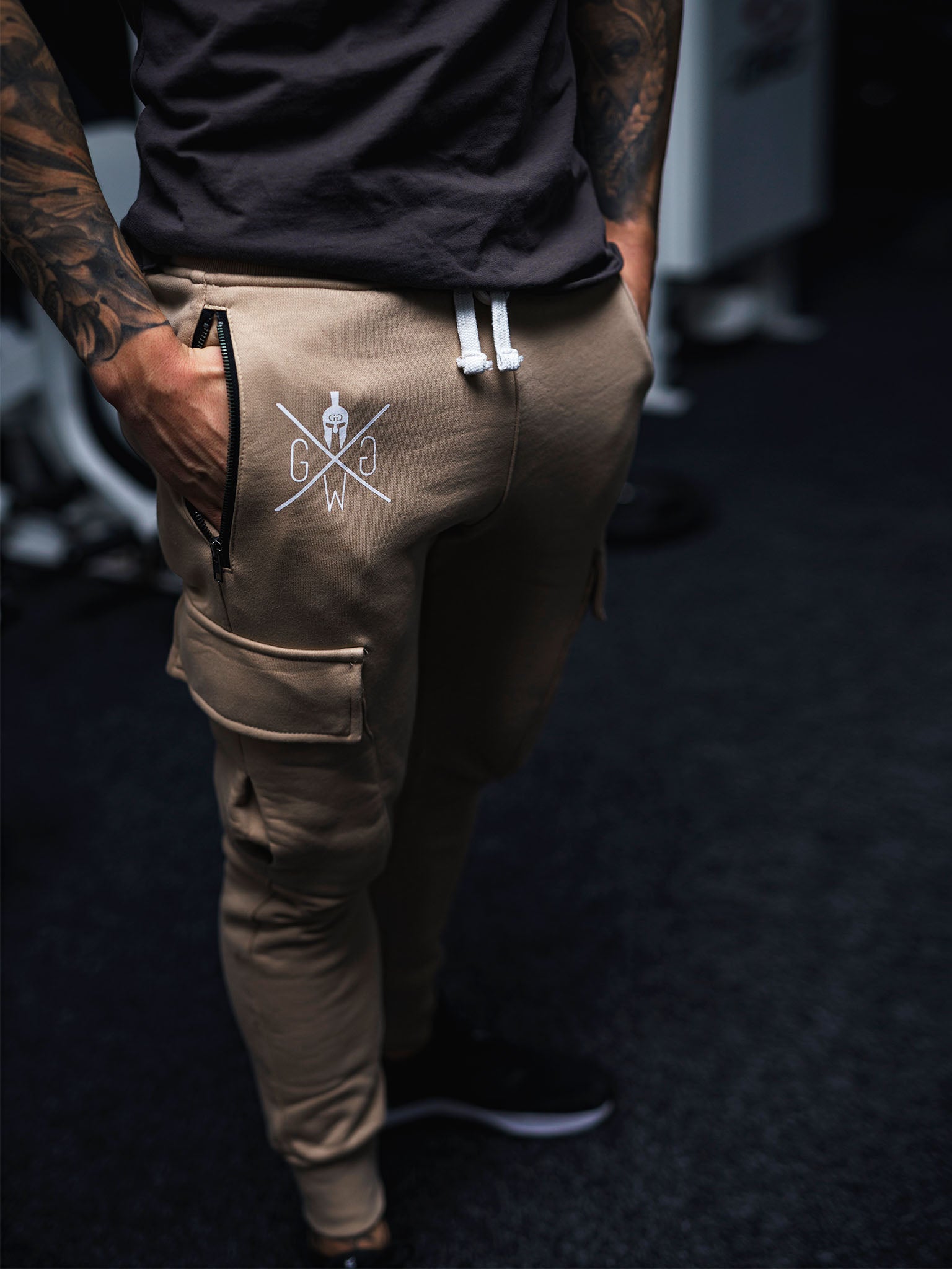 Gym Generation Herren Cargo Trainerhose mit weichem Fleece-Futter für optimalen Tragekomfort und Bewegungsfreiheit